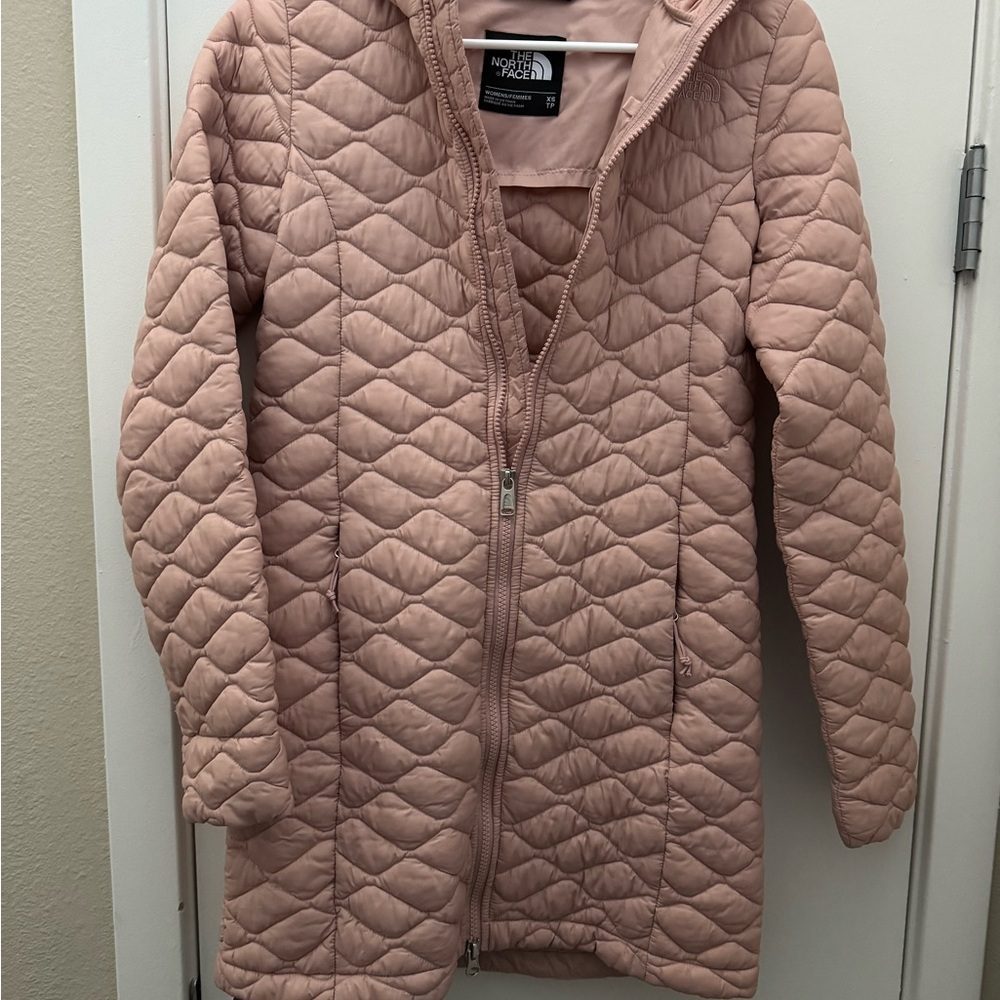 Women's Pink Quilted Northface Jacket - Picture 3 of 4